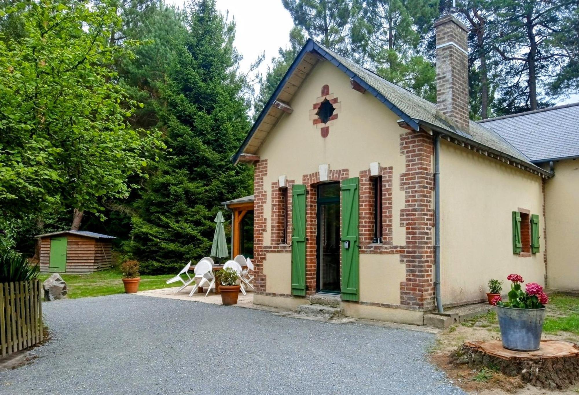 Meuble Avec Etang En Lisiere De Foret. Holiday home