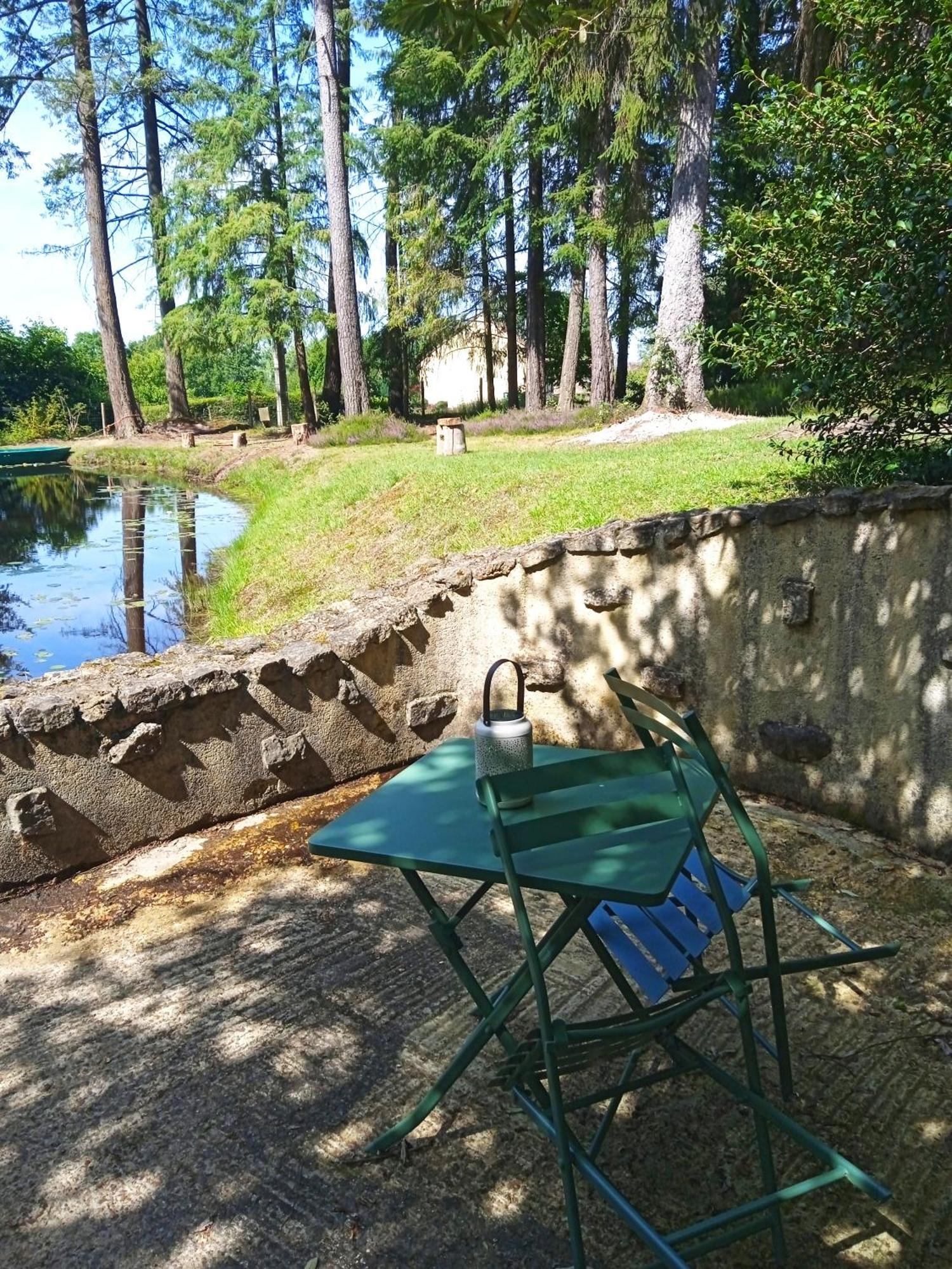 Meuble Avec Etang En Lisiere De Foret.