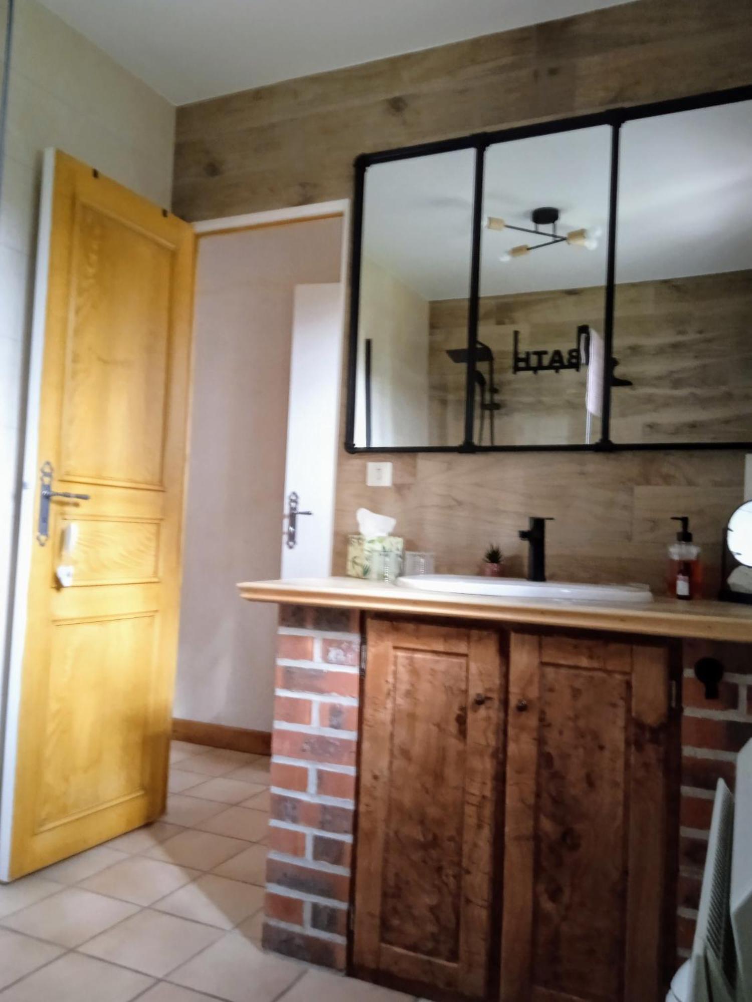 Holiday home Meuble Avec Etang En Lisiere De Foret. *
