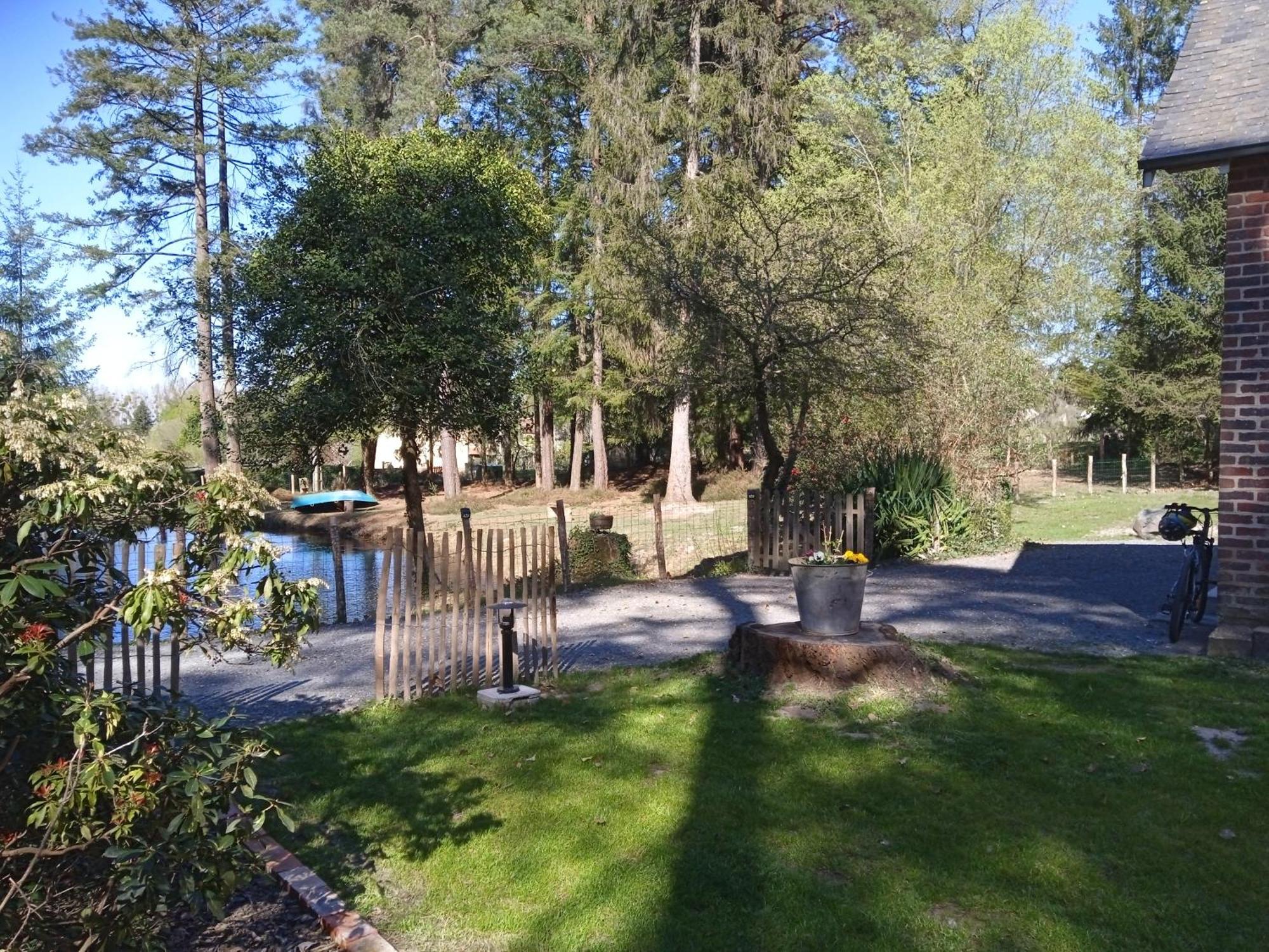 Meuble Avec Etang En Lisiere De Foret. Holiday home