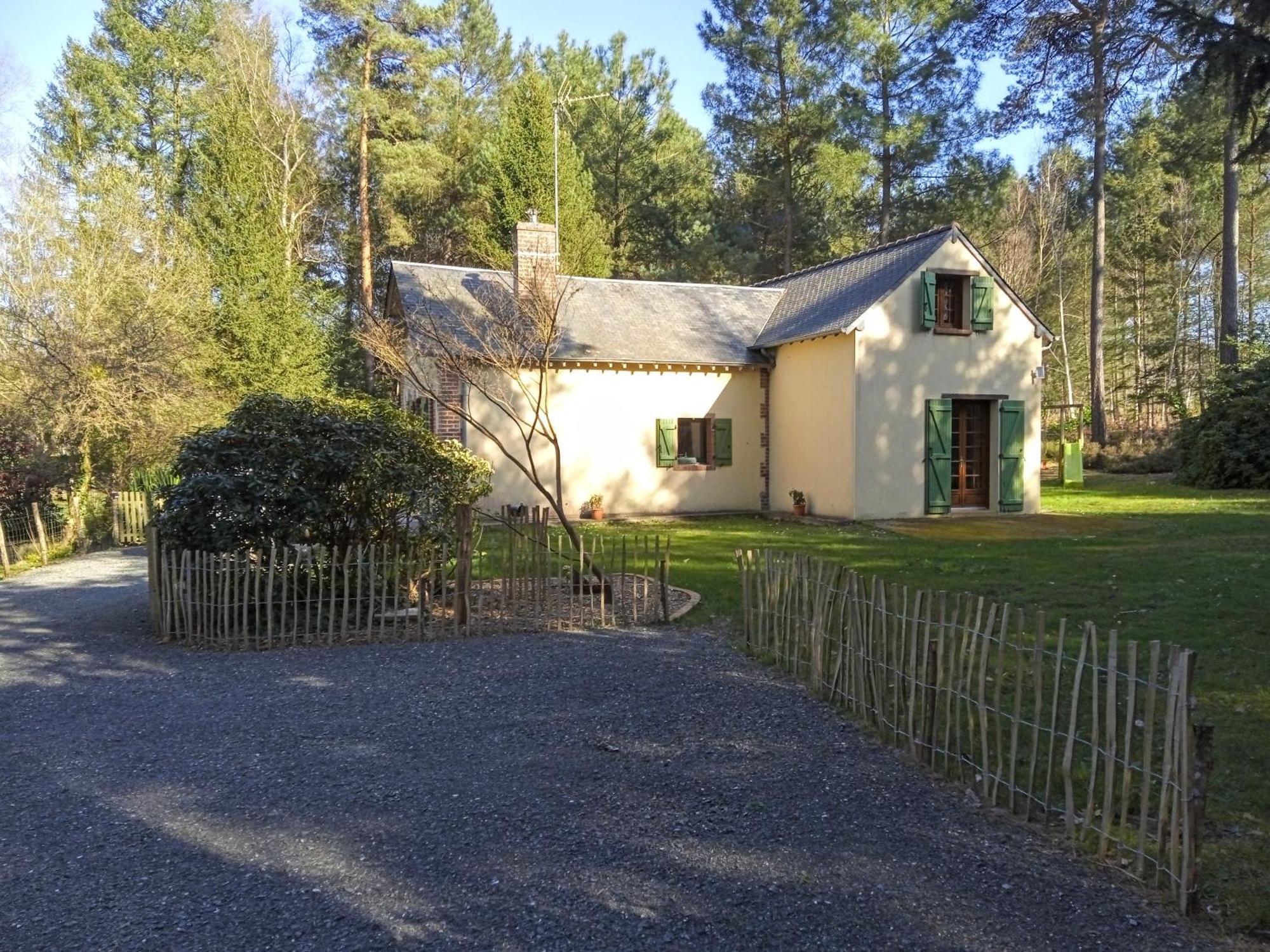 Meuble Avec Etang En Lisiere De Foret. * Saint-Mars-d'Outille