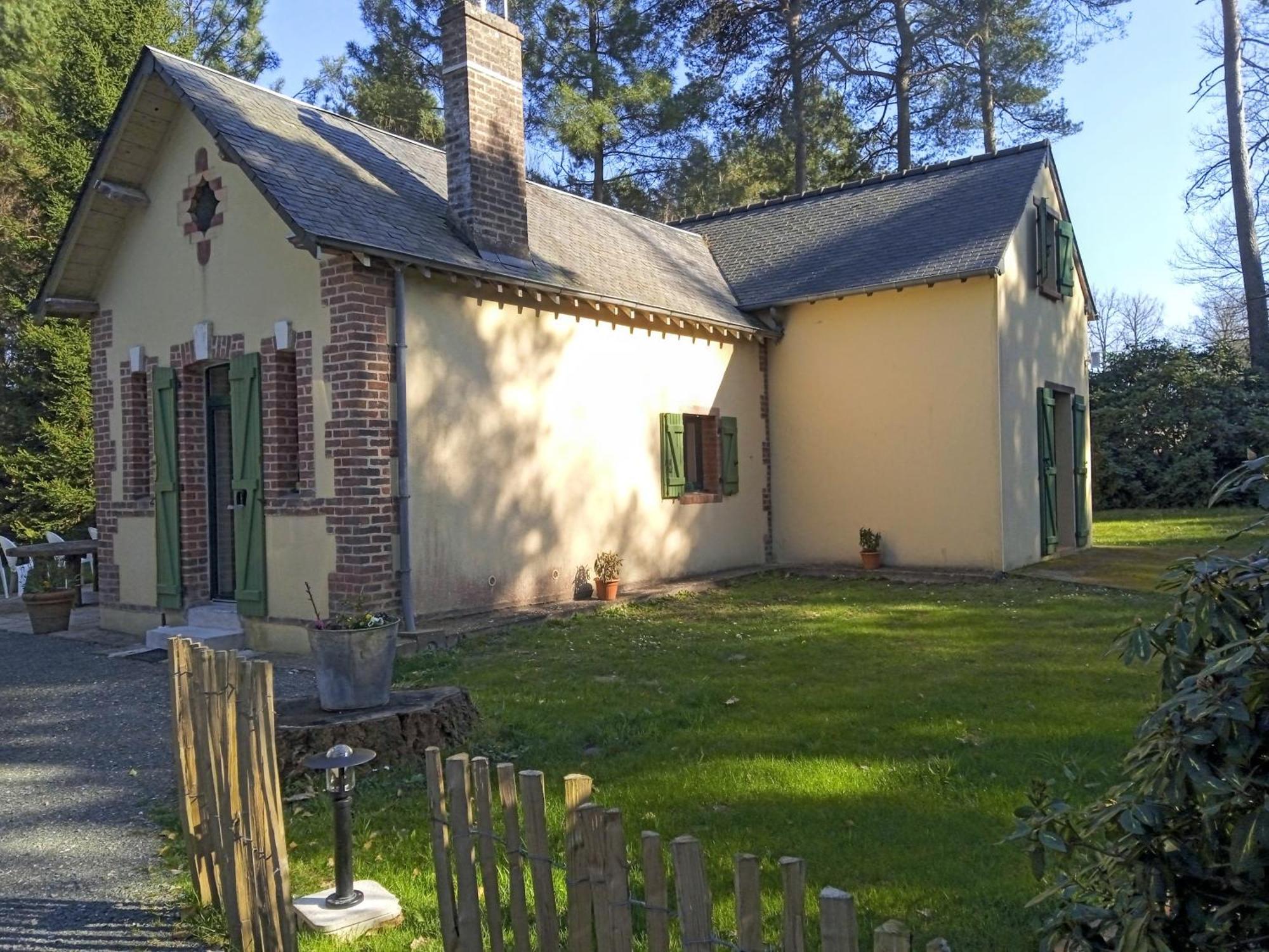 Meuble Avec Etang En Lisiere De Foret. Holiday home